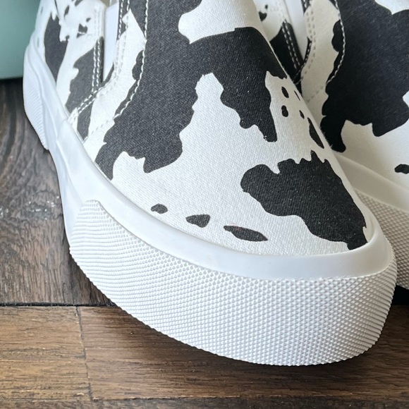 NWT BLACK & WHITE CANVAS COW PRINT SLIP ON SNEAKERS SIZE 7 - Picture 10 of 16